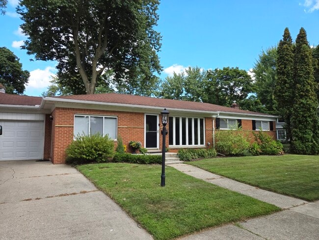 Building Photo - 1216 Sycamore Dr Rental