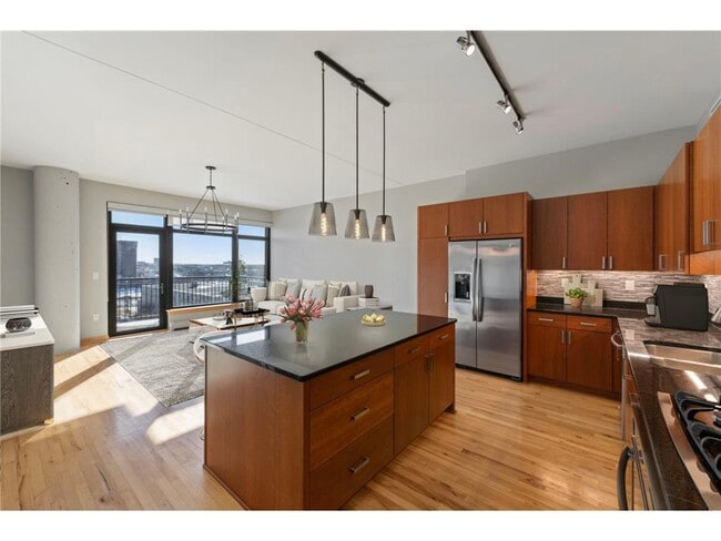 Building Photo - 1120 S 2nd St Unit 813