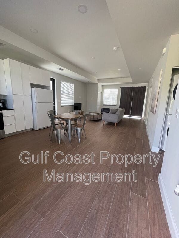 Photo - 681 Windermere Dr