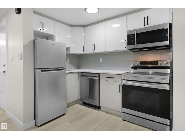 Photo - 9335 152 St NW Unit B