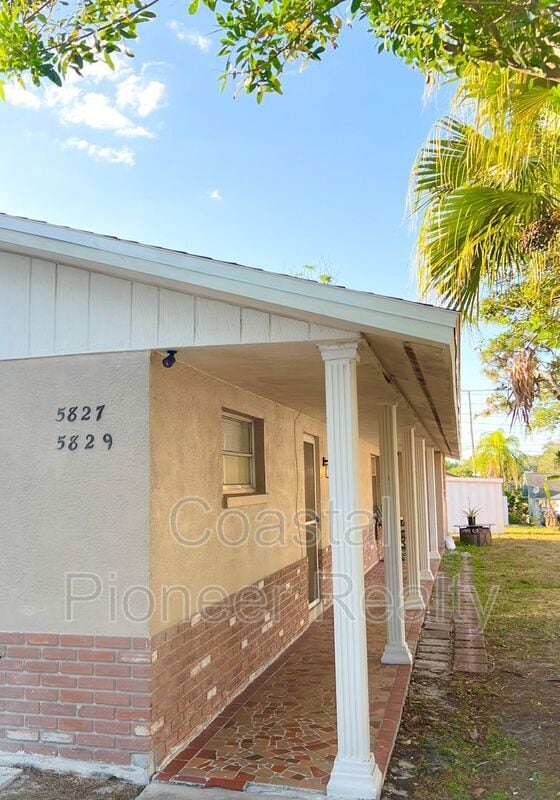 Building Photo - 5829 Elm St Rental