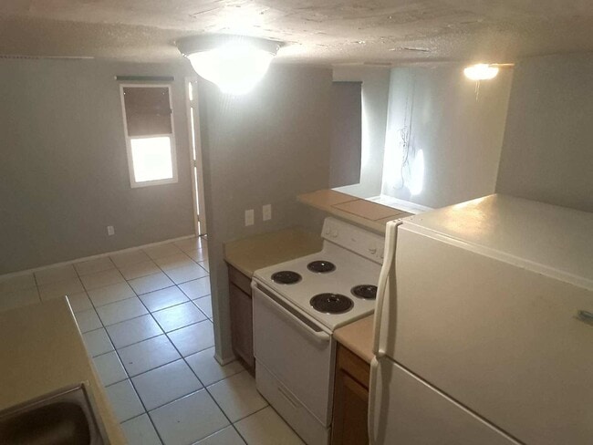 Fantastic 2 bedrooms and 1 bathroom Townhouse for Lease