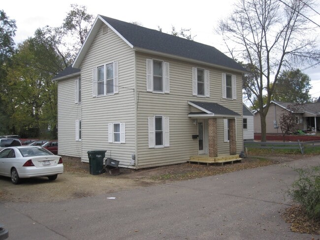 Building Photo - 5 Bed 2 Bath close to UWEC available June ... Rental