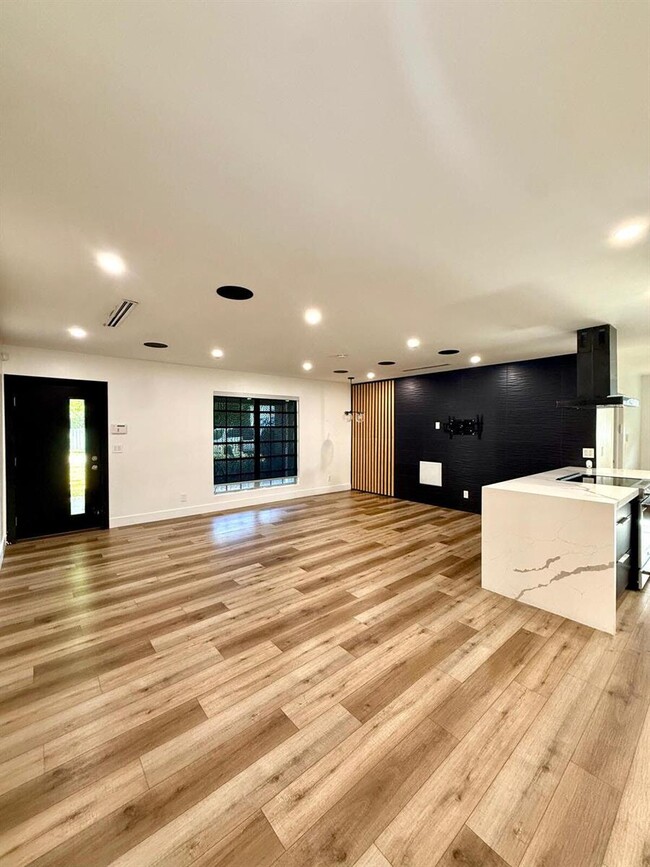Photo - 4411 Thomas St