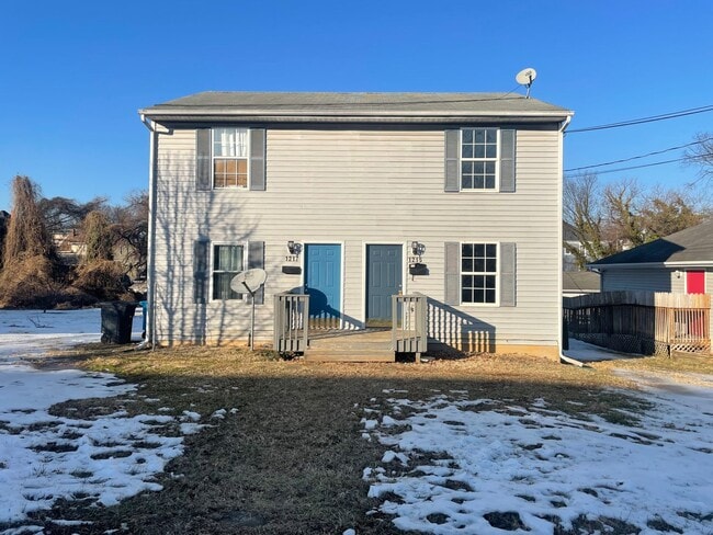 Building Photo - 2 BR 1 BA Duplex