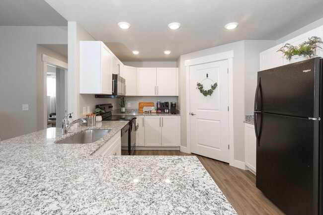 2BR, 2BA - Retreat at South Haven Farms