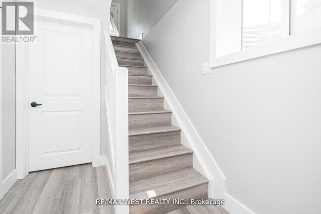 Photo - 172 Cundles Rd W