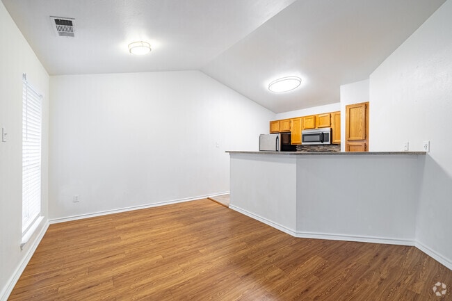 1BR, 1BA - 708SF - Dining Room