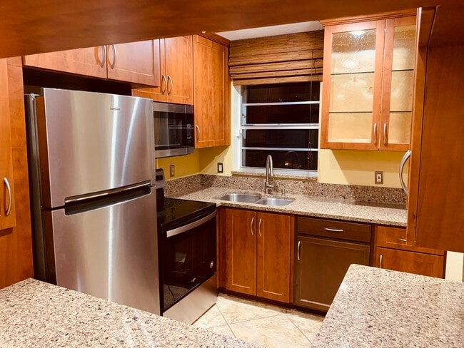 Building Photo - 1638 Embassy Dr Unit 407 Rental