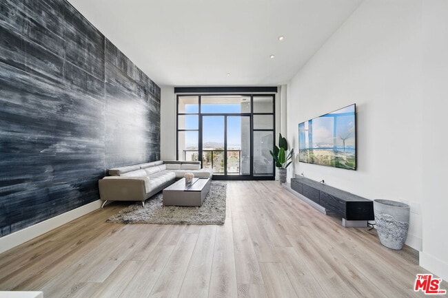 Building Photo - 3223 W 6th St Unit 406