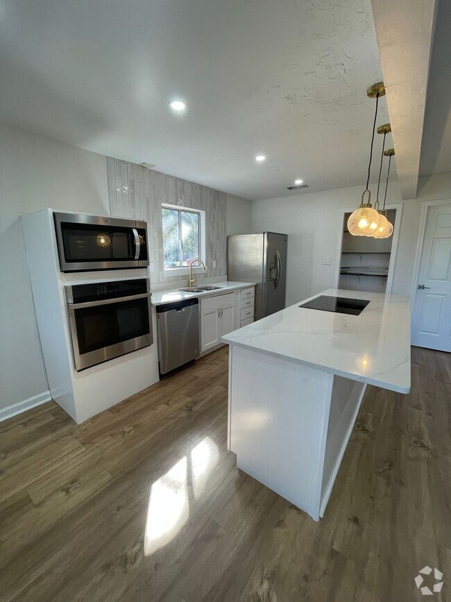 Building Photo - Completely renovated 2/1 on Golf Course! Rental