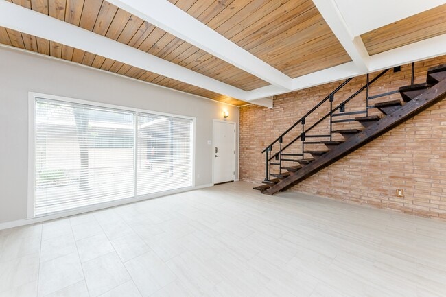 Building Photo - 3809 N Braeswood Blvd Unit 9