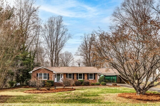 Northern Greensboro, Brick Ranch, Hardwood... - Northern Greensboro, Brick Ranch, Hardwood... House