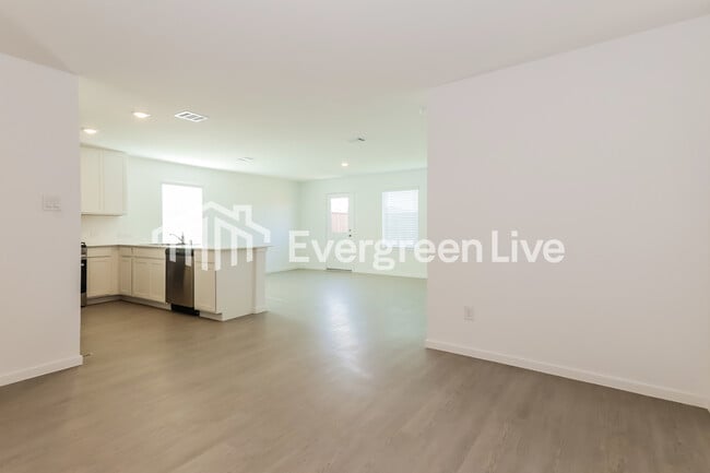 Photo - 2028 Derby Ln