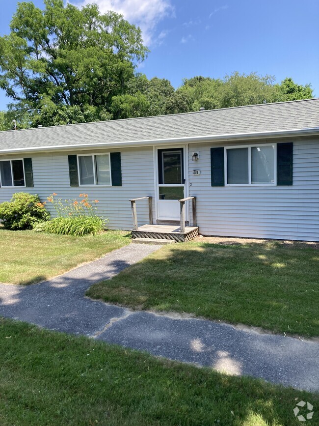 Building Photo - 8 Regency Dr Unit B Rental