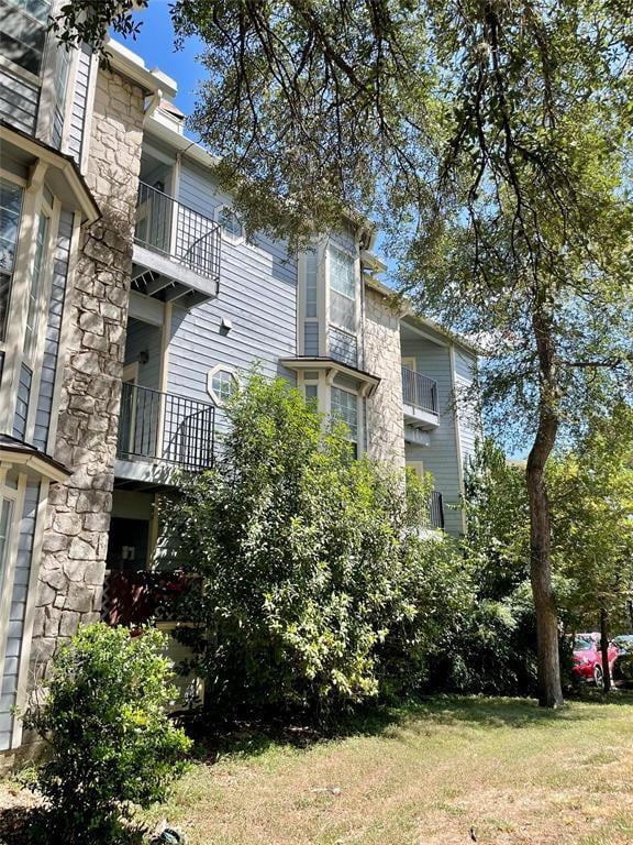 Building Photo - 3111 Tom Green St Unit 302