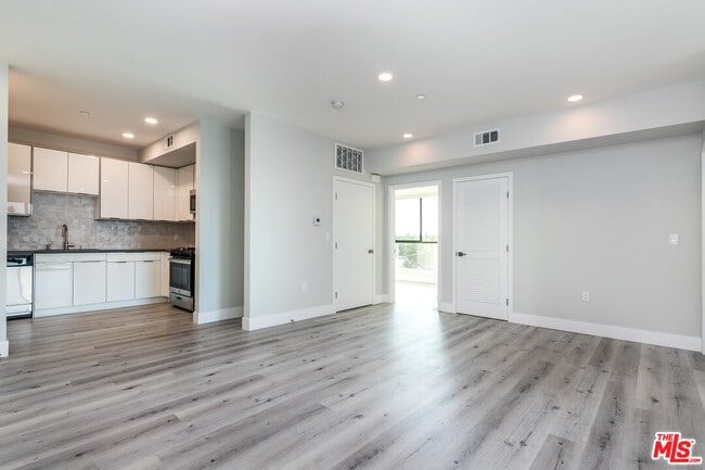 14612 Calvert St Unidad 301