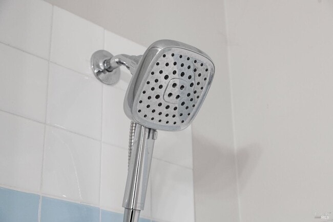 Building Photo - 700 Tamarack Dr