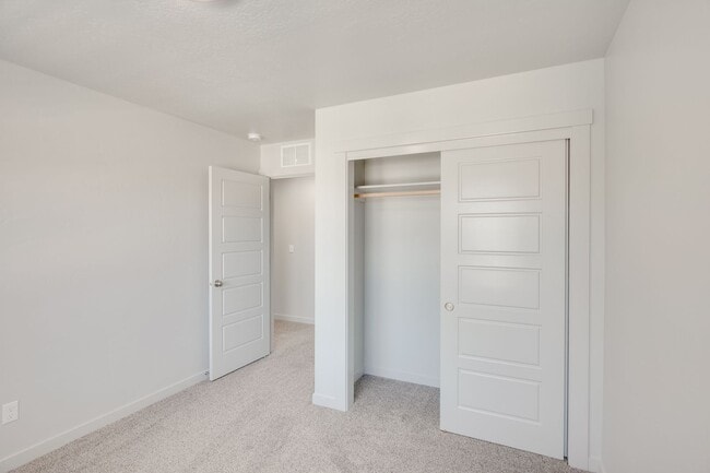 Building Photo - Three Bedroom Townhome is ready for you!
