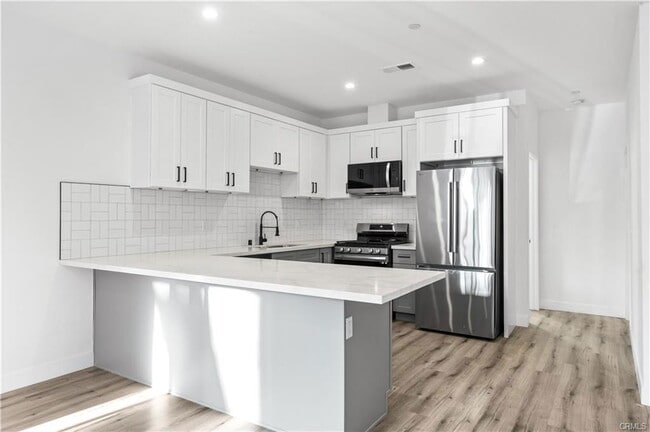 Building Photo - 10857 Morrison St Rental