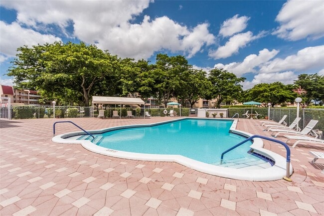 Photo - 1010 Country Club Dr Unit 405