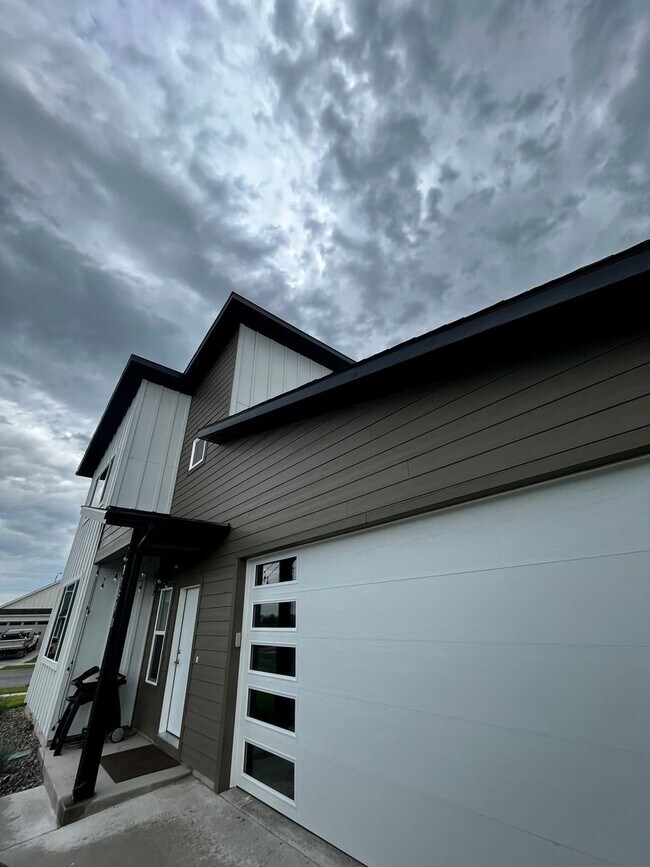 Building Photo - Samantha Lane Unit B Rental