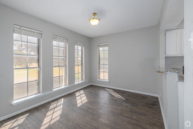 2BR, 2BA Dining - Vista Lago