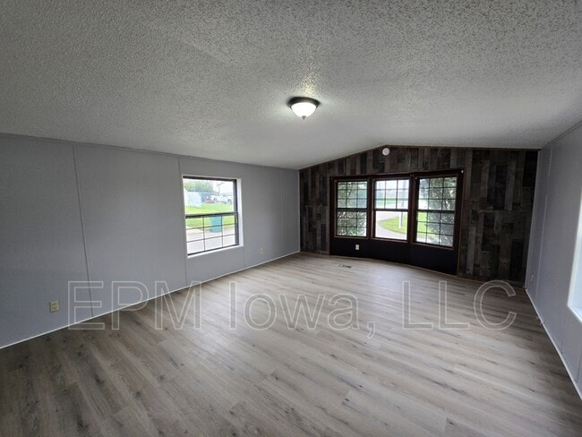 Photo - 700 W Ridgeway Ave