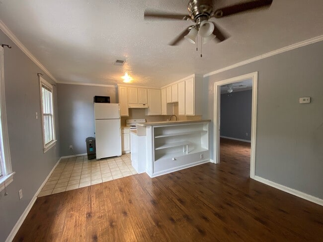 Living room and kitchen/breakfast area - 1412 Michigan St Unidad 2
