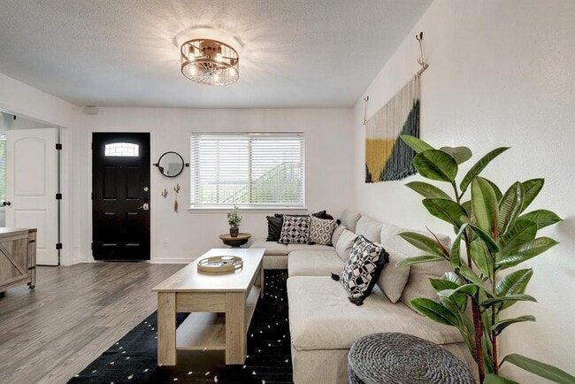 Building Photo - 1202 Newning Ave Unit 202