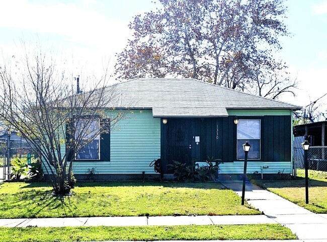 Building Photo - 1330 Kendalia Ave Rental