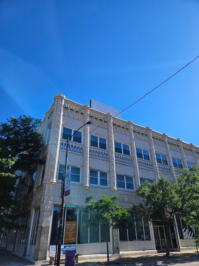 Building Photo - 809 N Racine Ave Unit 203