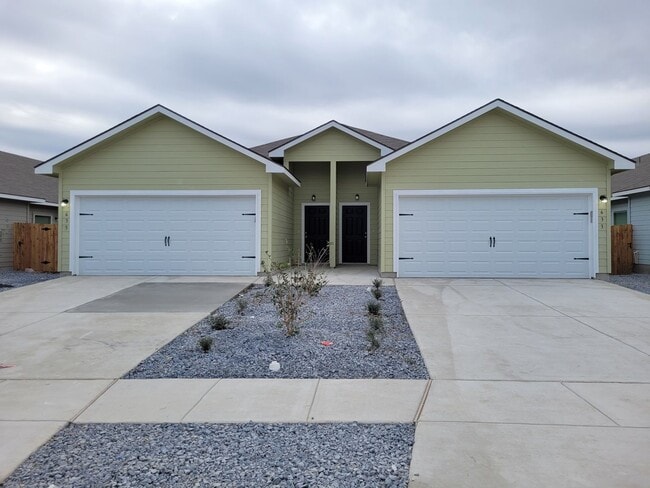 Luxury Duplex 3/2 in Seguin - Luxury Duplex 3/2 in Seguin Townhome
