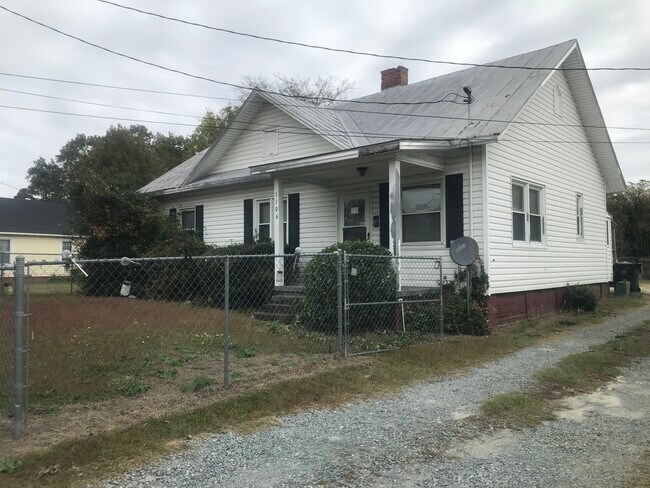 Building Photo - 1106 N George St Rental