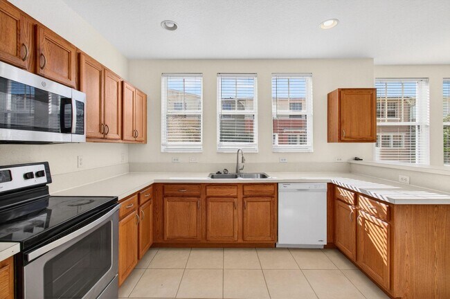 Building Photo - 4 BEDROOMS 3.5 BATHROOMS!! GATED COMMUNITY