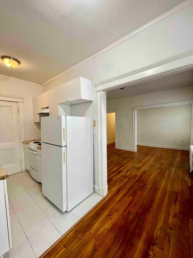 Photo - Amazing Studio for only 2k! Heat and Hot ...