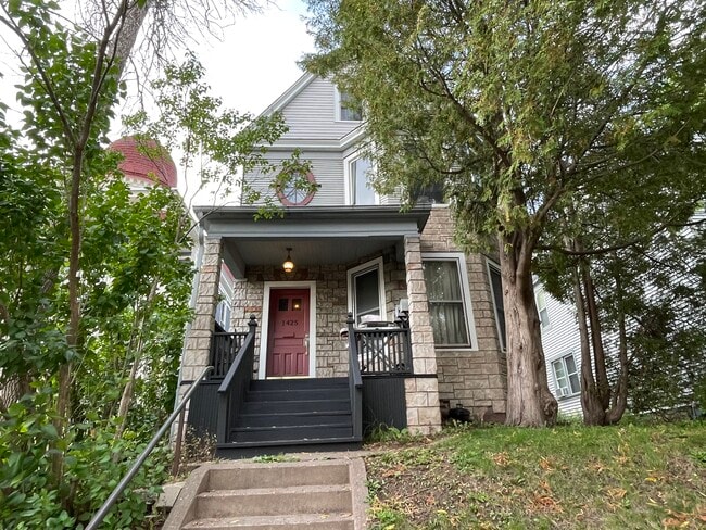 Building Photo - 1425 E Superior St Unit #1