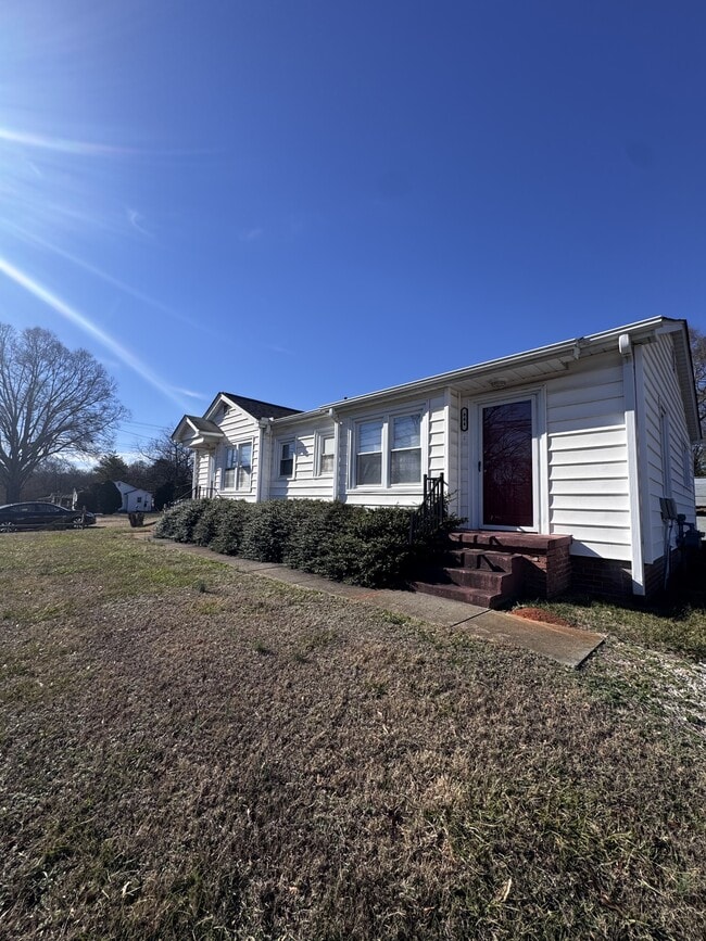 Photo - 884 Old Charlotte Rd SW