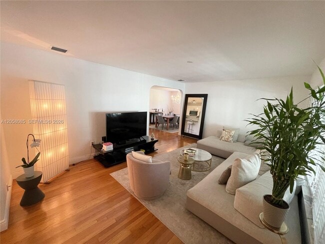 Building Photo - 1116 Biarritz Dr