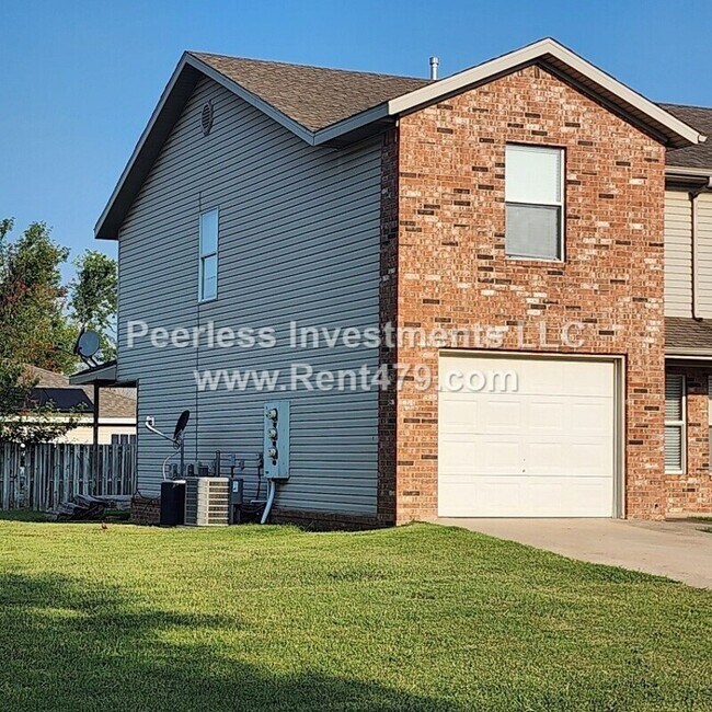 Building Photo - 844-A Lariat St