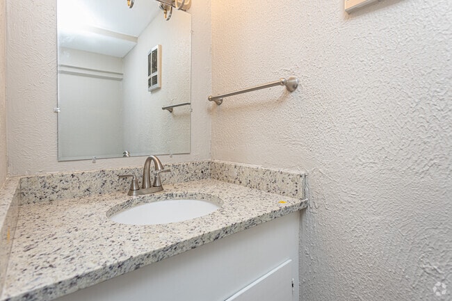 2BR, 1.5BA - 980SF