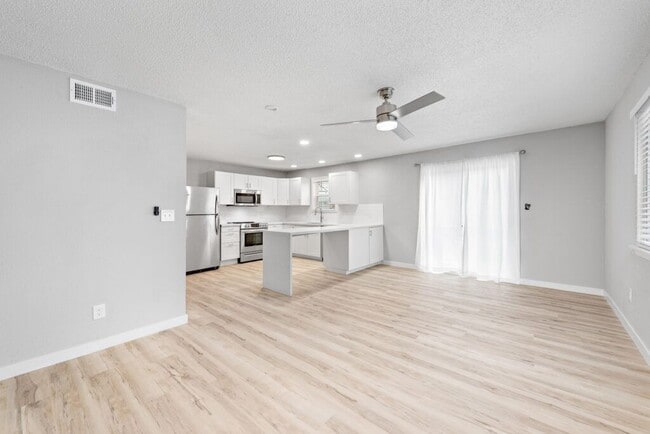 Photo - 3921 WYANDOTTE