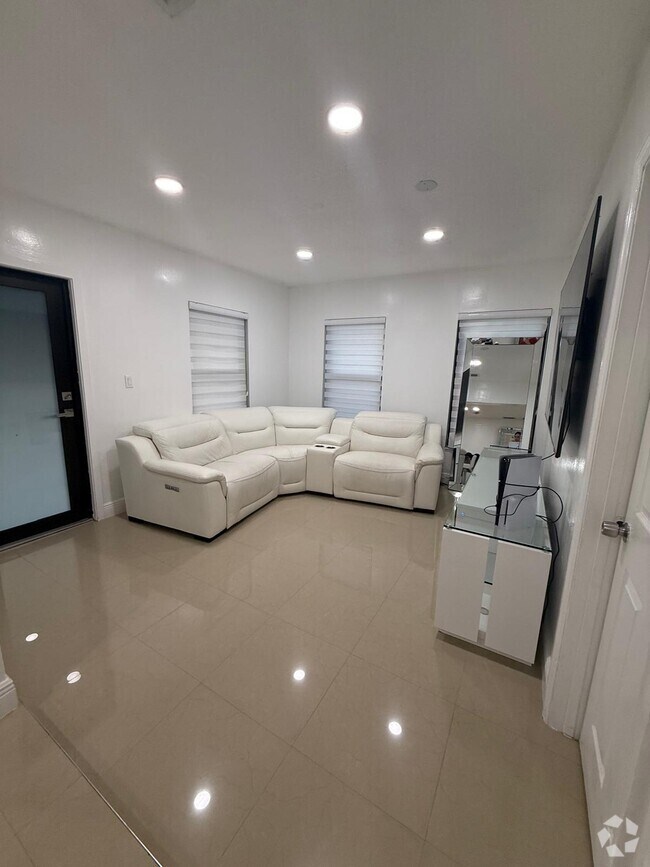 Building Photo - 777 SW 4th St Rental