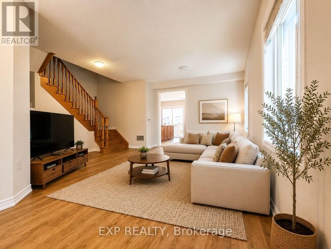 Photo - 561 Settlers Rd W