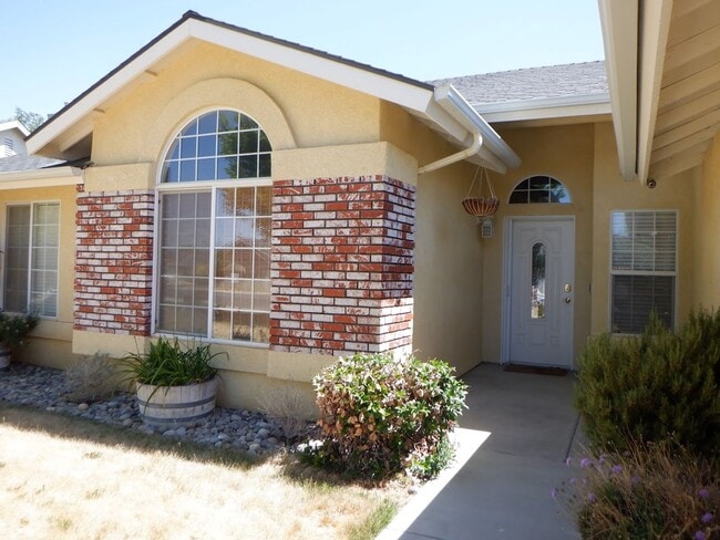 Photo - Beautiful 3-bedroom, 2-bath home in Tehachapi (Available 6/10/26)