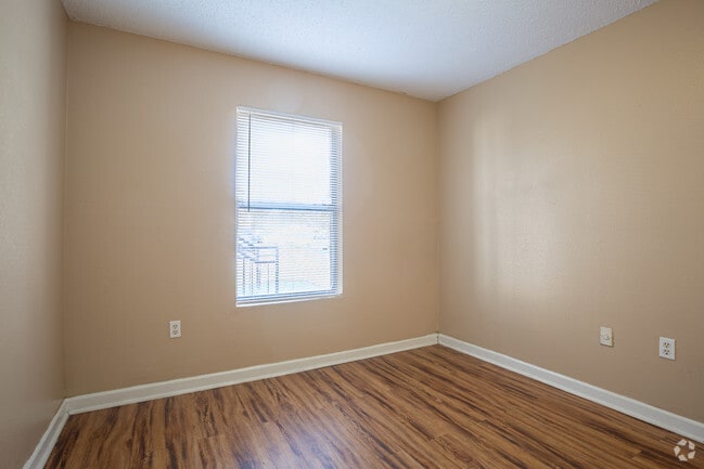 3 BR, 1 BA - 750 SF
