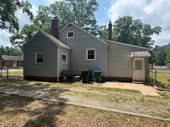 Photo - 2-bedroom 1 bathroom Cottage on a large lot with 2 large storage building on site