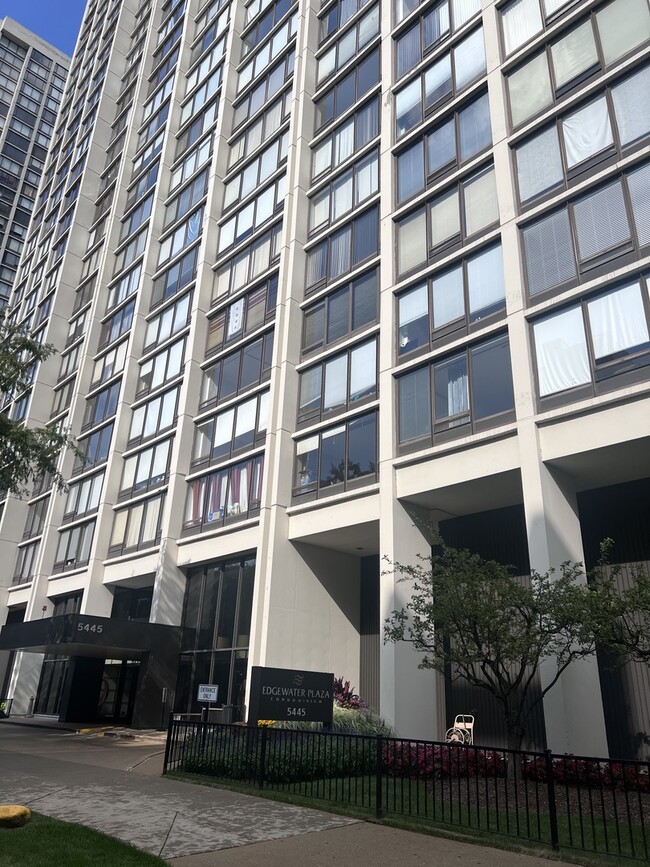 Building Photo - 5445 N Sheridan Rd