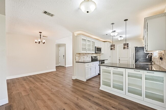 Photo - 1115 W Castlewood Ave