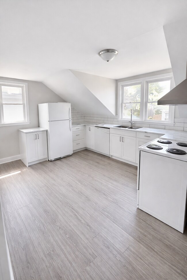 Photo - 335 Southworth St S